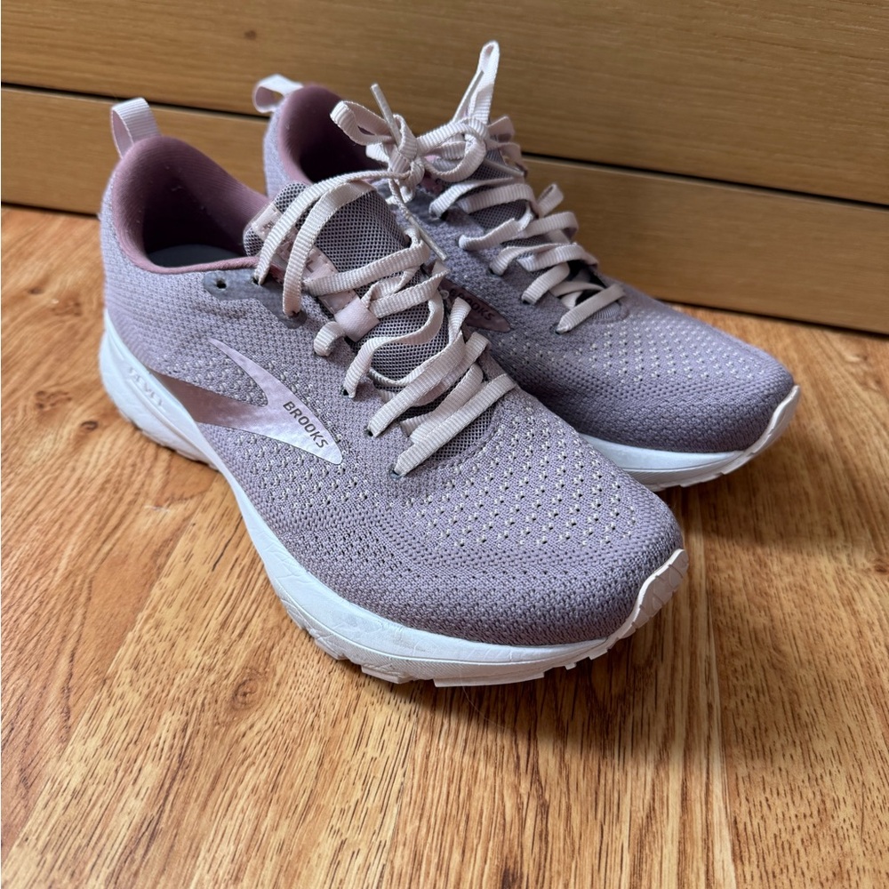 BROOKS WOMEN’S REVEL 4 METALLIC/PRIMROSE